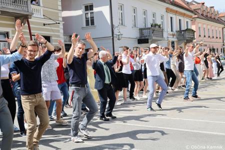 Kamnik danes v znamenju maturantske četvorke, v kateri je zaplesalo preko 200 maturantk in maturantov (114)